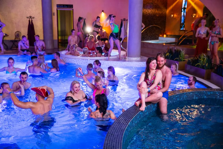Бассейн в Mustamäe Elamus Spa для тех, кто старше 21 года.