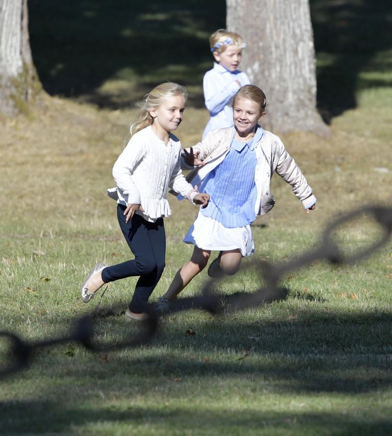 Kuueaastane Rootsi printsess Estelle (paremal) läks kooli