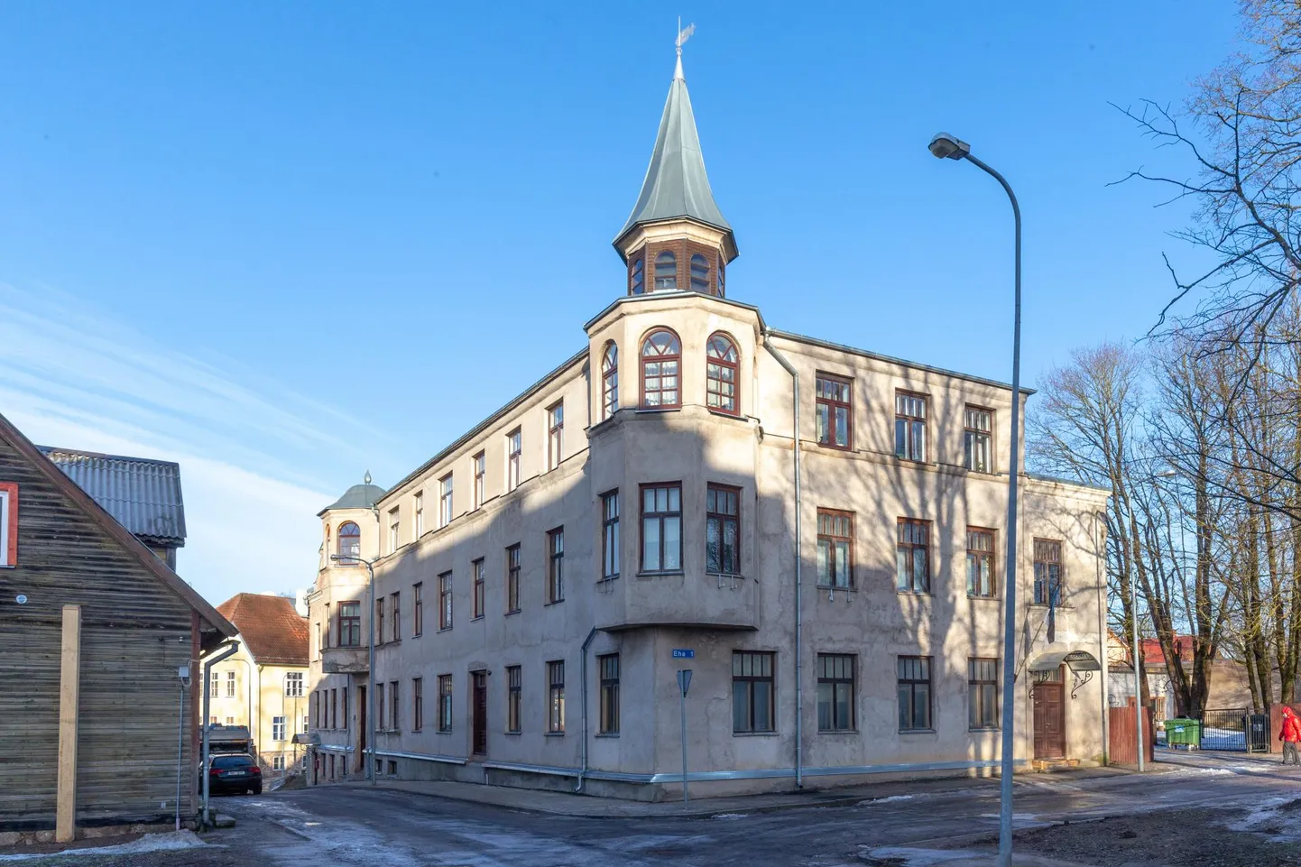 Eha tänav 1 maja küljes hakkab tänasest olema Viljandi aukodaniku Roman Toi mälestusmärk.