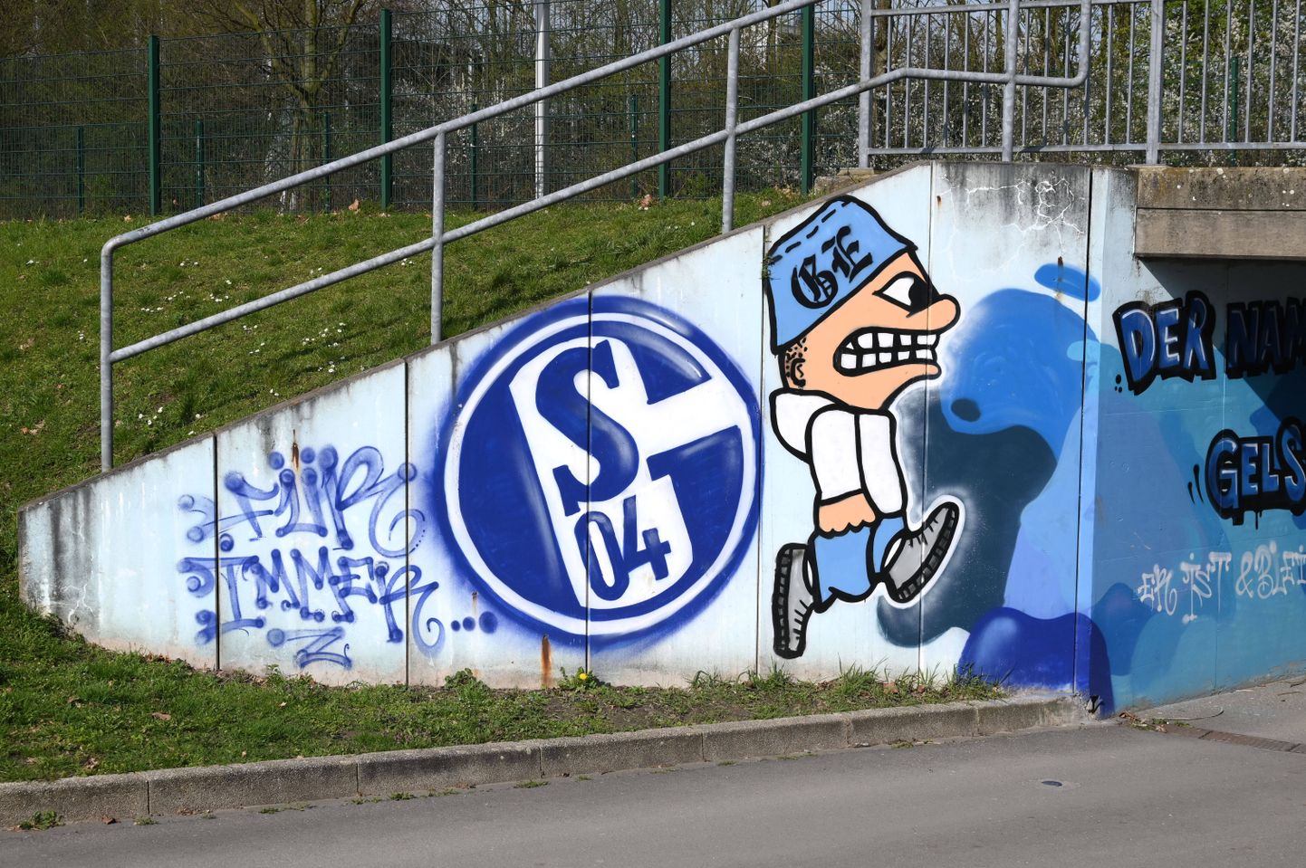 Gelsenkircheni Schalke logo koos tundmatu joonistatud isikuga. Pilt on illustratiivne.