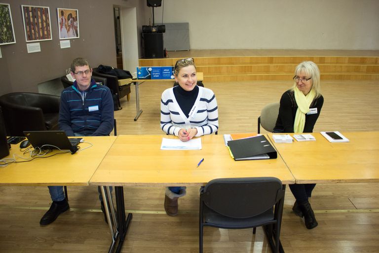 Valga kultuurikeskuse valimiskomisjoni liikmed Meelis Saavel (vasakult), Ester Peterson ja Kaja Tättar.