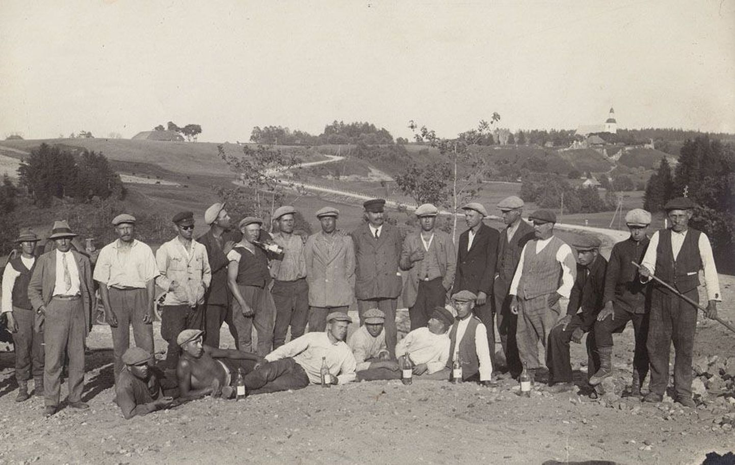 Nuia—Karksi tee ehitajad on fotole jäädvustatud aastal 1929. Postkaart pärineb Olev Bendi kogust.