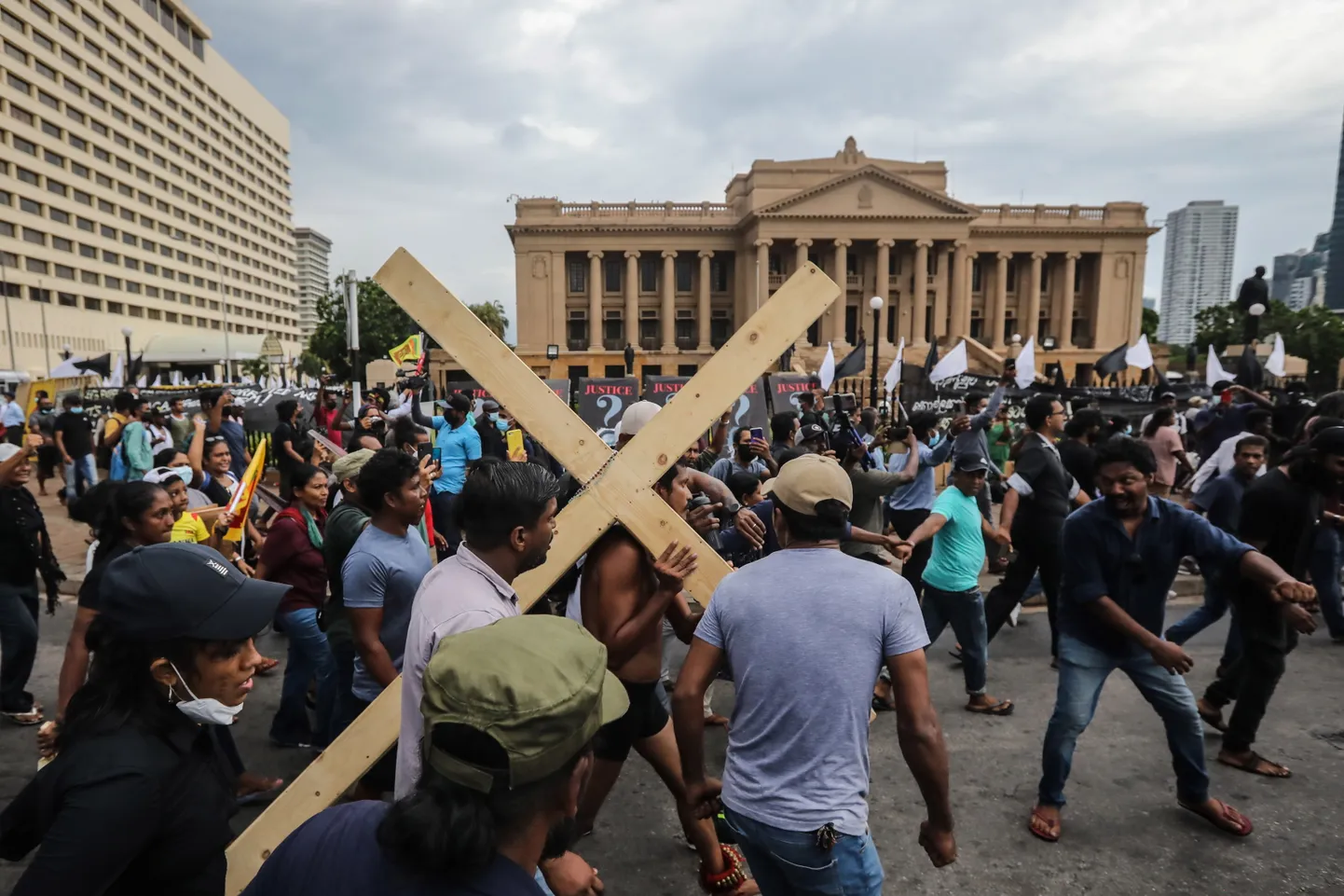 Ristiga meeleavaldaja Sri Lanka presidendi kantselei ees.