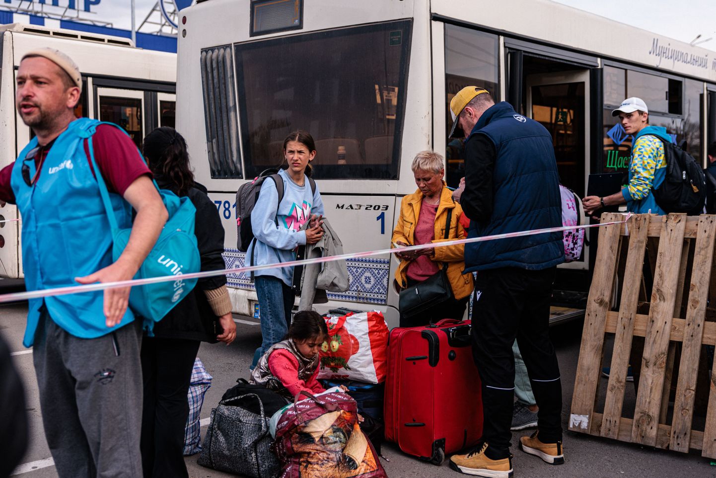 Ukrainas iedzīvotāji bēgļu gaitās.