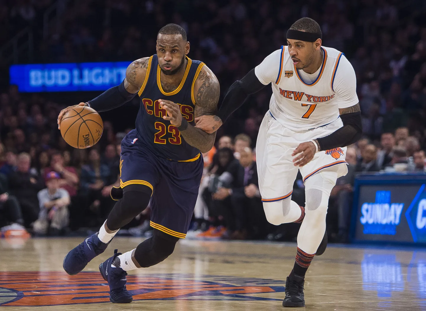 LeBron James (vasakul) viskas võidumängus 32 punkti ning ületas NBAs 28 000 punkti piiri, olles selle tähistuse saavutamisel 32 aasta ja 36 päeva vanune. Keegi pole varem nii noorelt seda suutnud.