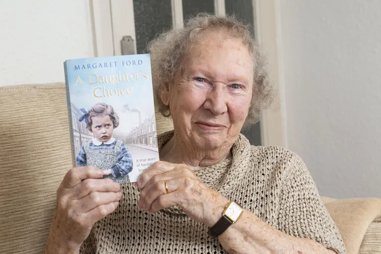 Margaret Ford hoiab käes oma romaani «A Daughter's Choice», mis põhineb armastuskirjadel, mida ta oma armastatuga Teise maailmasõja ajal vahetas.