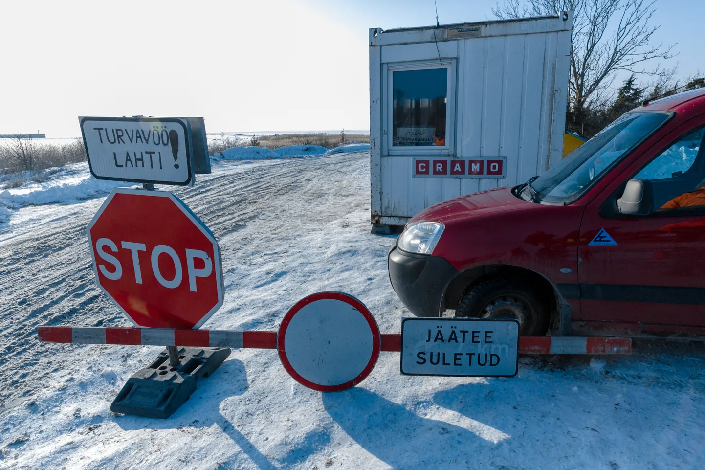 Neljapäeval avatud jäätee Rohukülast Sviby sadamasse meelitas täna Vormsi saarele tuhandeid külastajaid.
