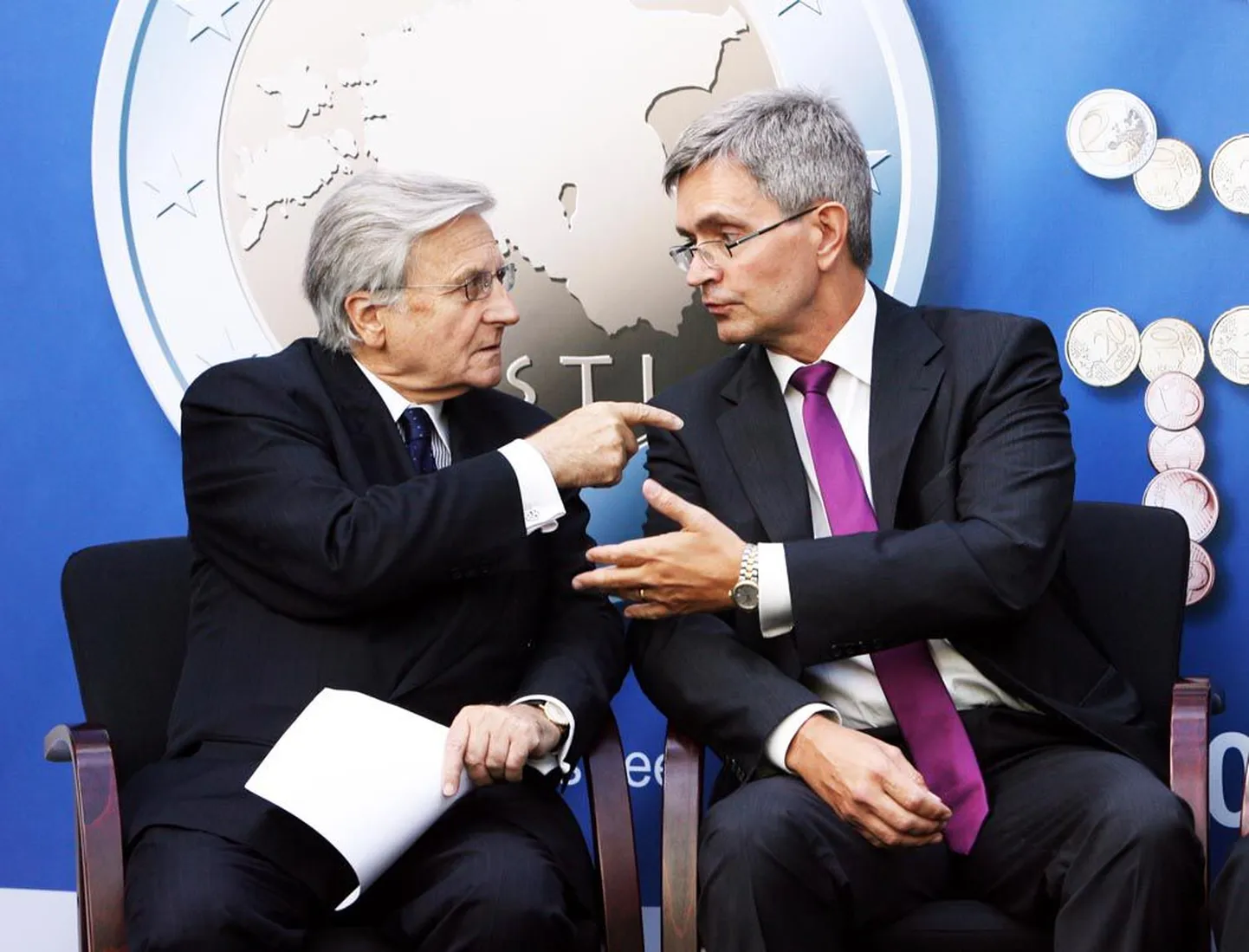 Euroopa Keskpanga president Jean-Claude Trichet (vasakul) ja Eesti Panga president Andres Lipstok eilsel euronäituse avamisel Ahhaa keskuses.