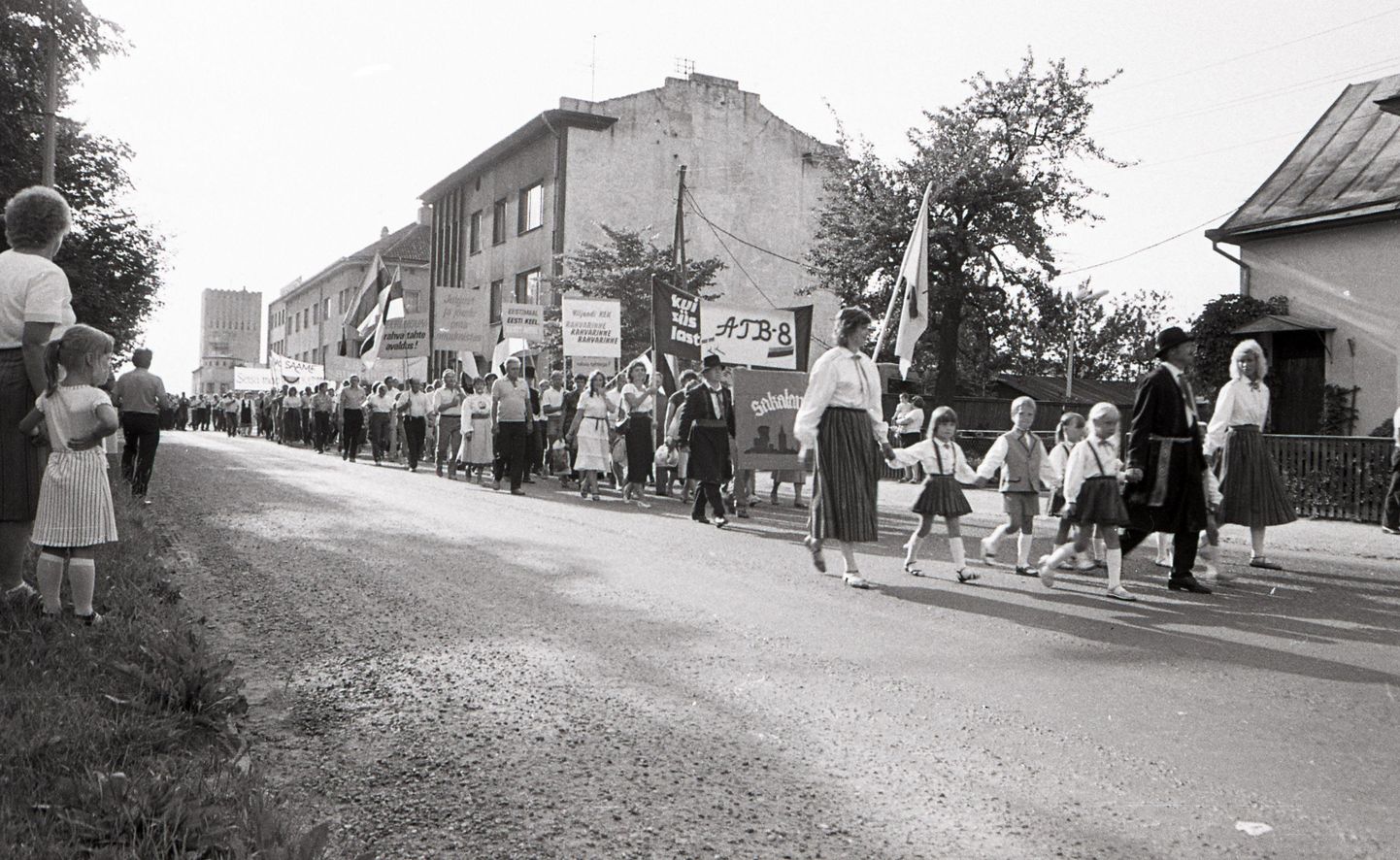 Sakalamaa Rahvarinde korraldatud rongkäik liigub 1988. aasta juulis lauluväljaku poole.