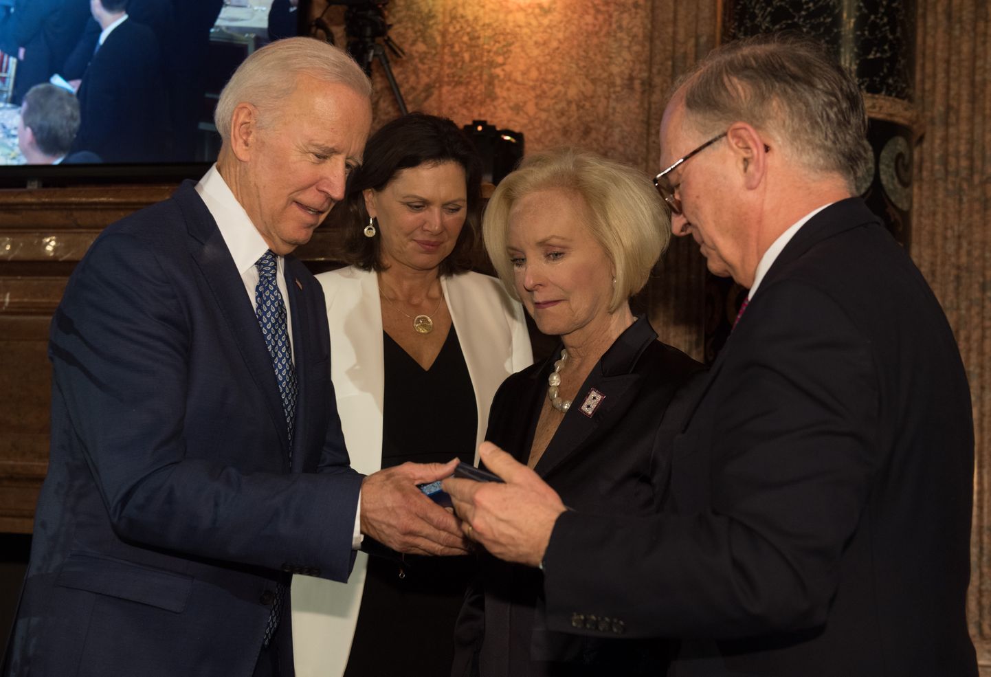 USA endine asepresident Joe Biden, Baierimaa esindaja Ilse Aigner, Cindy McCain ja konverentsi direktor Wolfgang Ischinger John McCainile autasu andmisel.