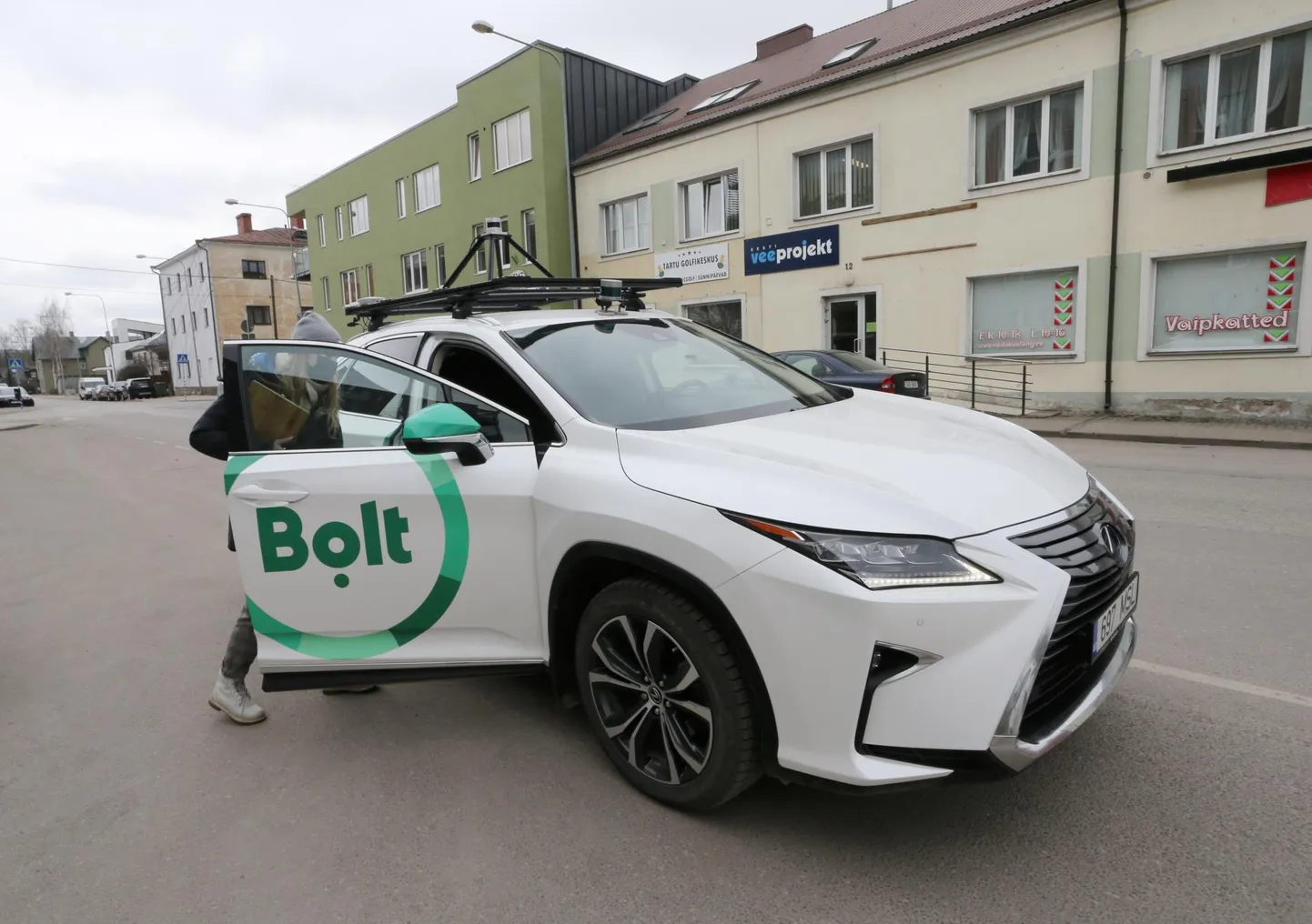 Tartu ülikooli magistrant Kristina Meister jälgis, kuidas katses osalejad proovivad isejuhtivasse autosse sisse saada, kui selle uksed esimese korraga ei avane. Katse lõpus said aga osalejad teada, et auto tegelikult päris ise ei sõitnudki.