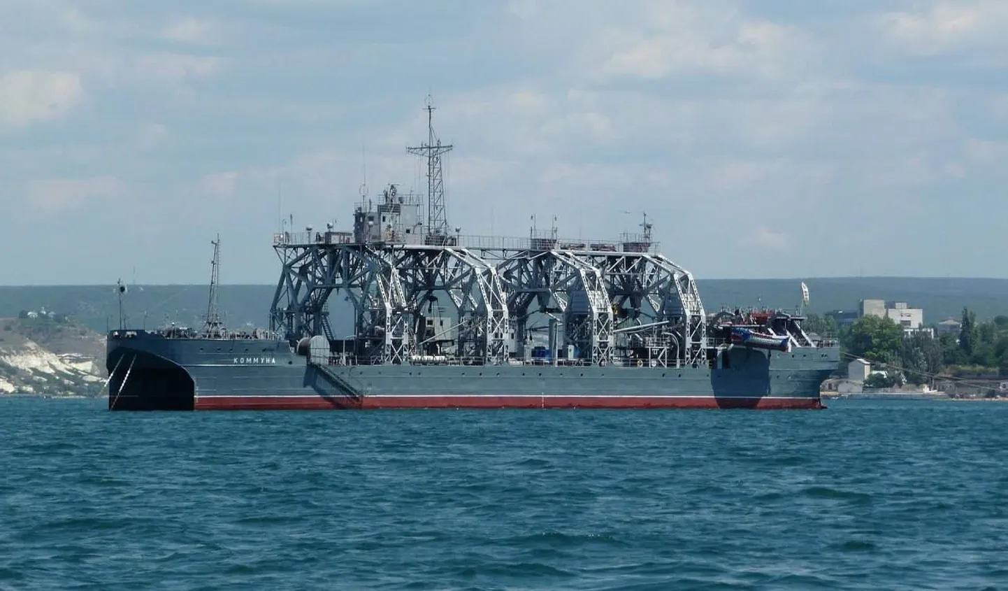 Спасательный корабль ВМФ России «Коммуна», был спущен на воду в 1915 году.