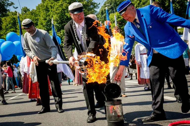 Enne rongkäiku süüdati ka tuli.