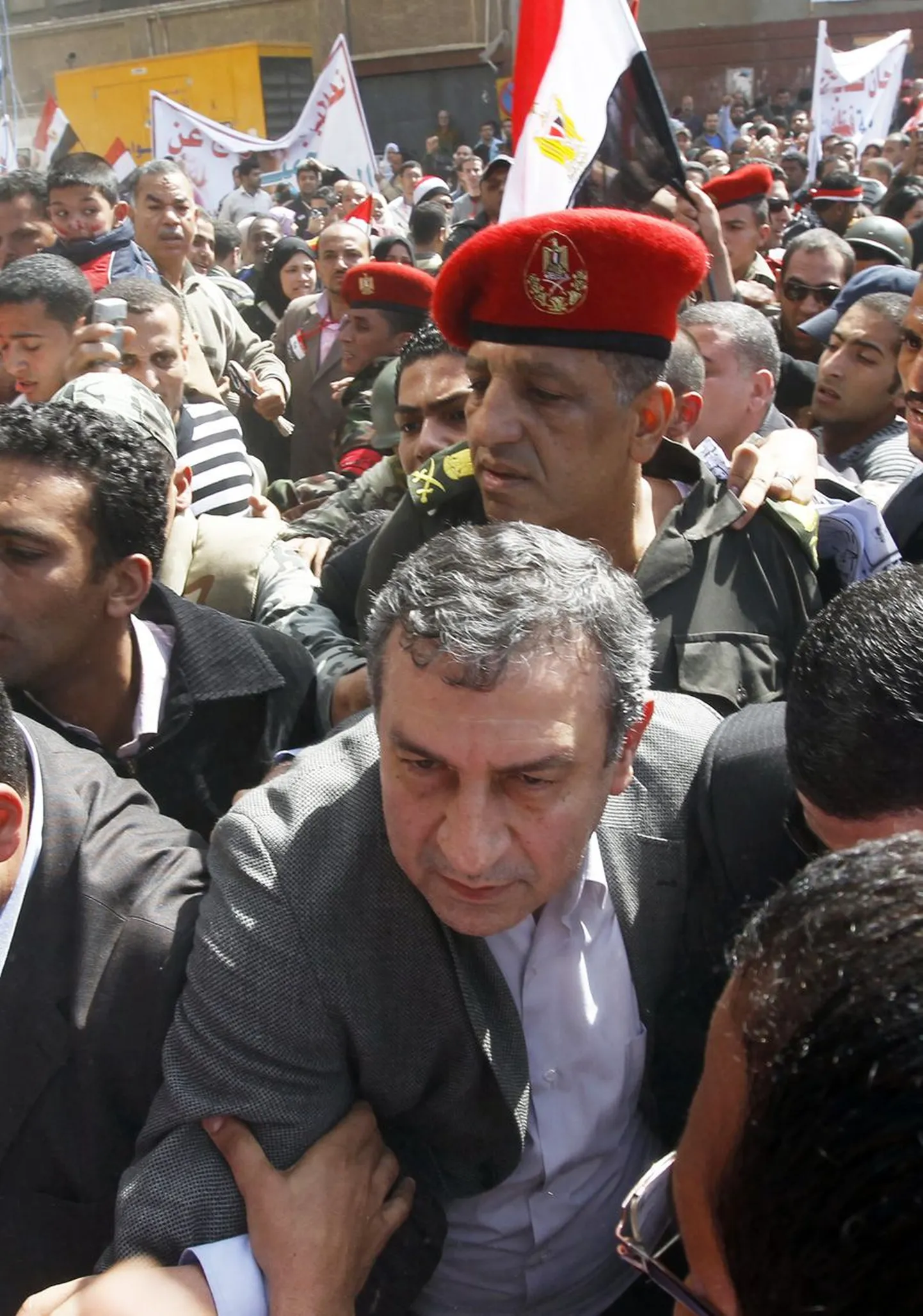 Egiptuse uus peaminister Essam Sharaf reedel Kairos. Sharaf lubas rahvale, et täidab nende nõudmised.
