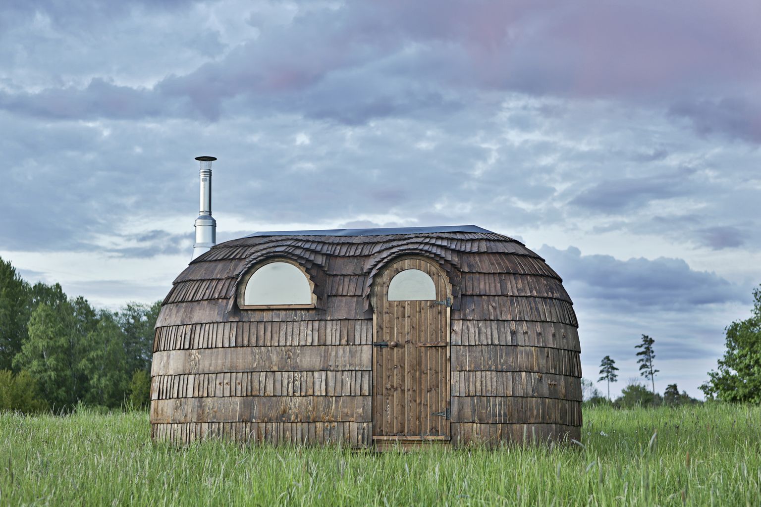 Iglucrafti põnevates saunades on ühendatud tänapäevane disain ja klassikaline laastukatus.