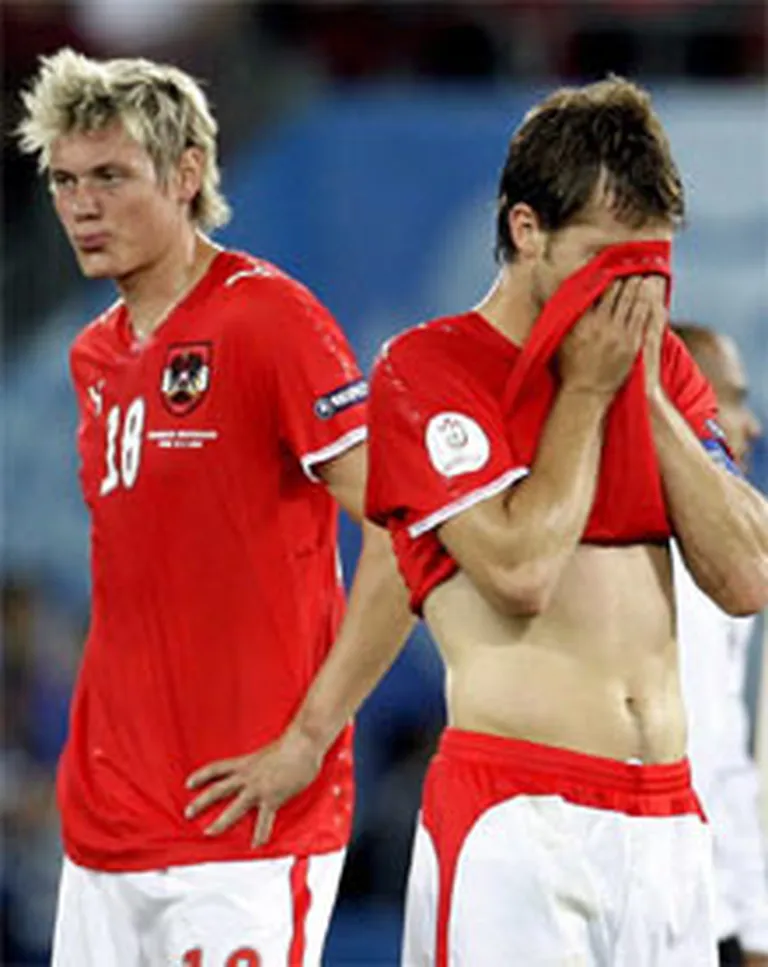 Austrijas futbolistiem Rolandam Kinastam (no kreisās) un Andreasam Ivanšicam turnīrs ir beidzies. 