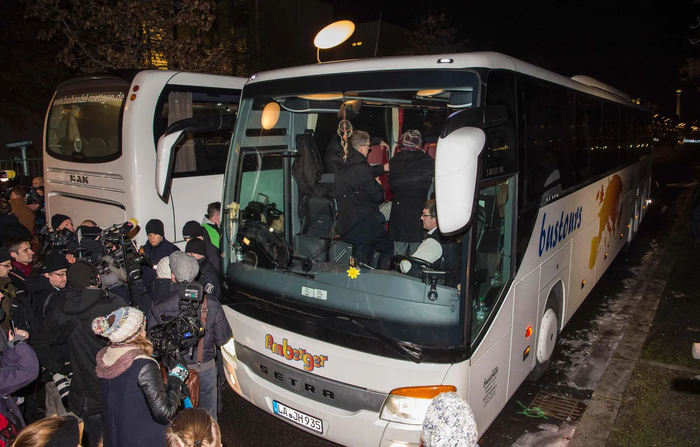 Põgenikud Berliini suundunud bussi ümber.
