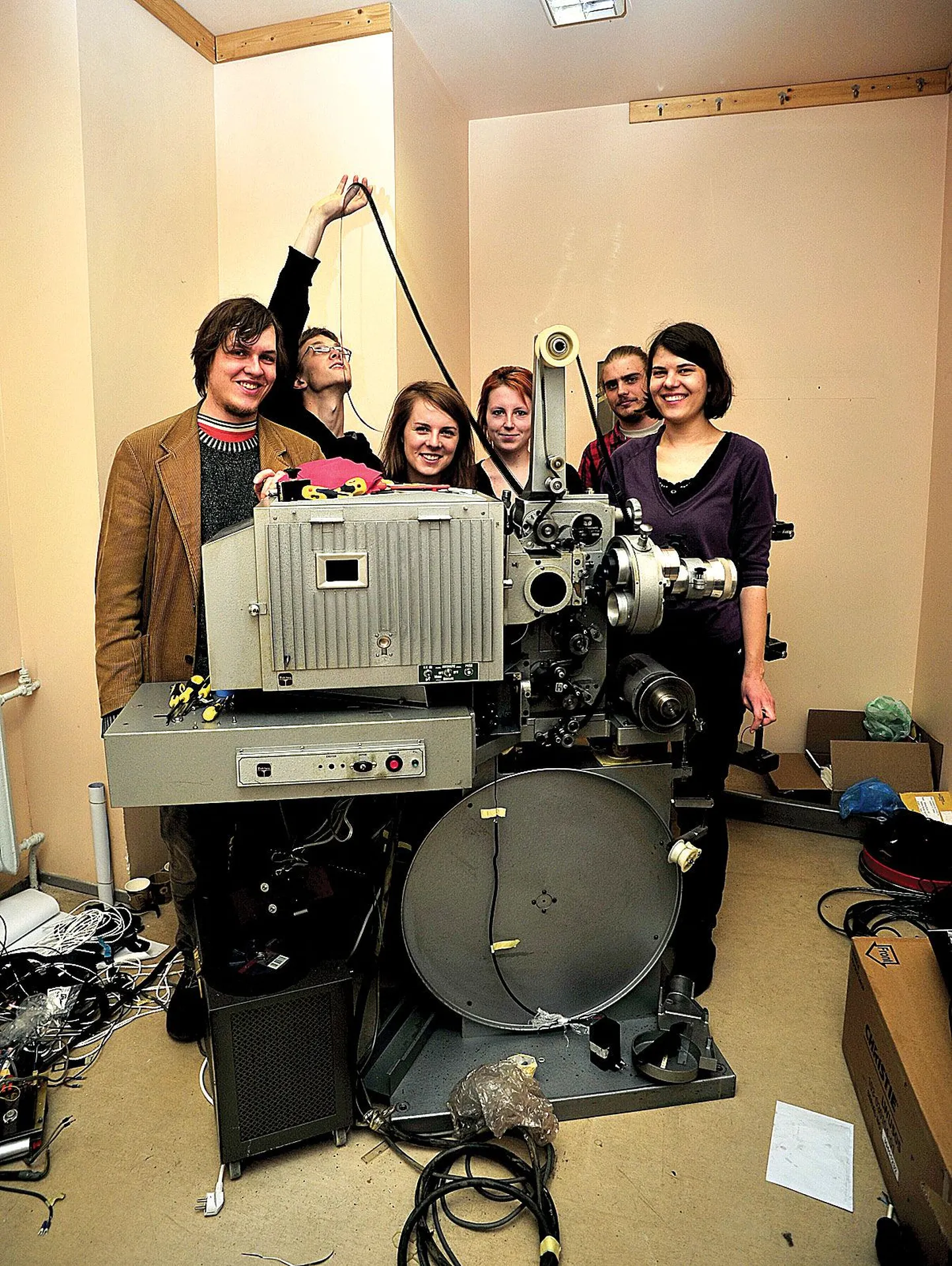 Tartu Elektriteatris on 30 aastat Soomes filme näidanud 35-mm projektori taga Andres Kauts (vasakult), Kaur Maran, Kadri Raigo, Lydia Riisberg, Mikk-Mait Kivi ja Elo Vilks. Projektor teeb pärast põhjalikku puhastust esimese seansi mai keskel.