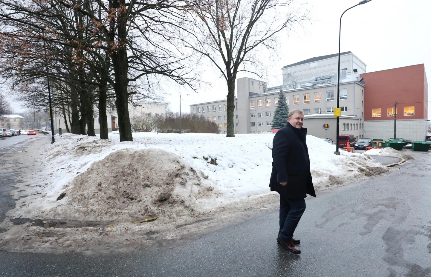 Juurdeehitis rajatakse Vanemuise teatri taha Struve tänava poolsesse külge. Teatrijuht Aivar Mäe näitas, et ehitusele jääb ette üks, tema selja taga olev puu.
