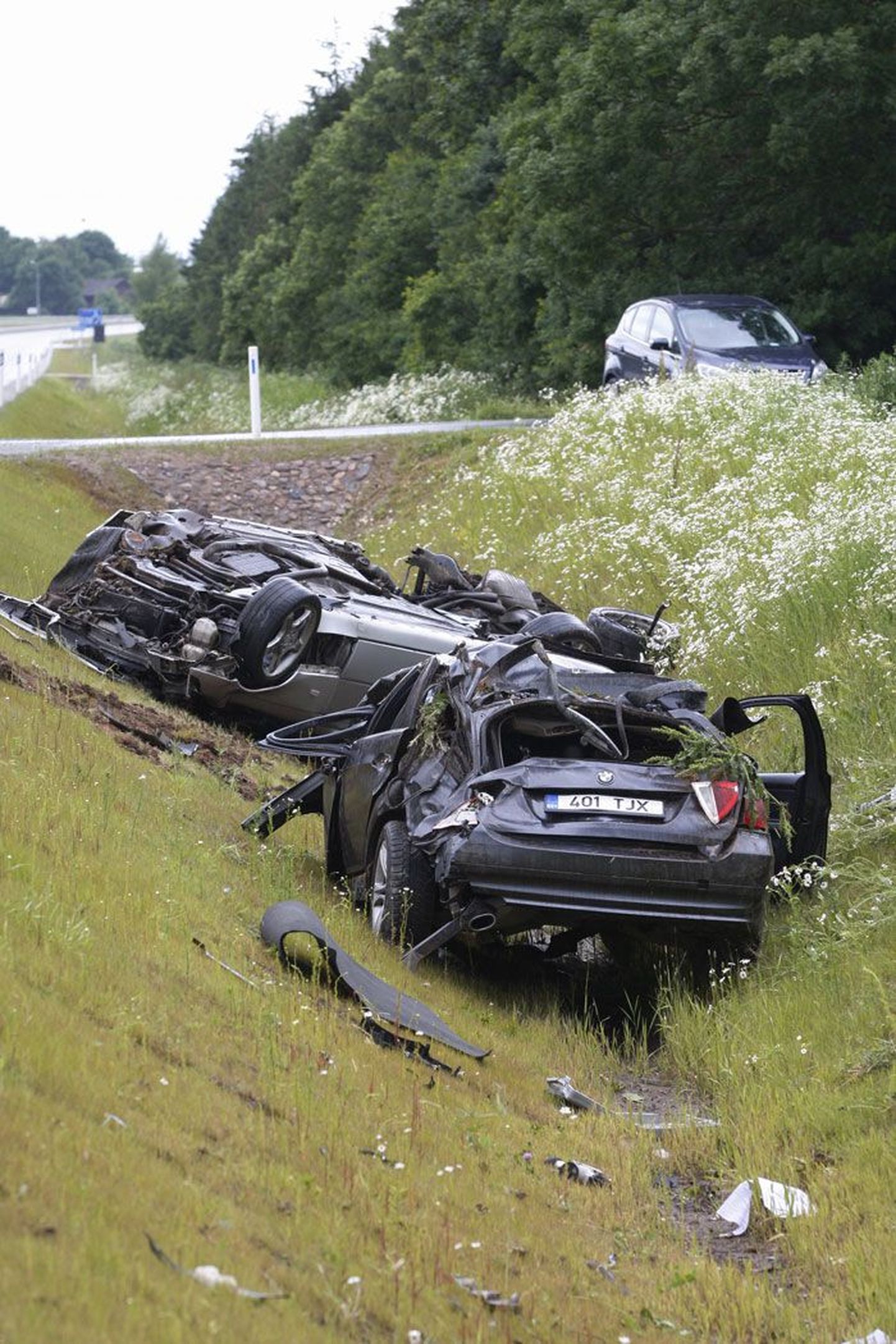 Tartu lähedal juhtus juunis avarii, milles osalenud sõidukid tegid 50-
meetrise õhulennu. Juhid pääsesid õnnetusest eluga.
