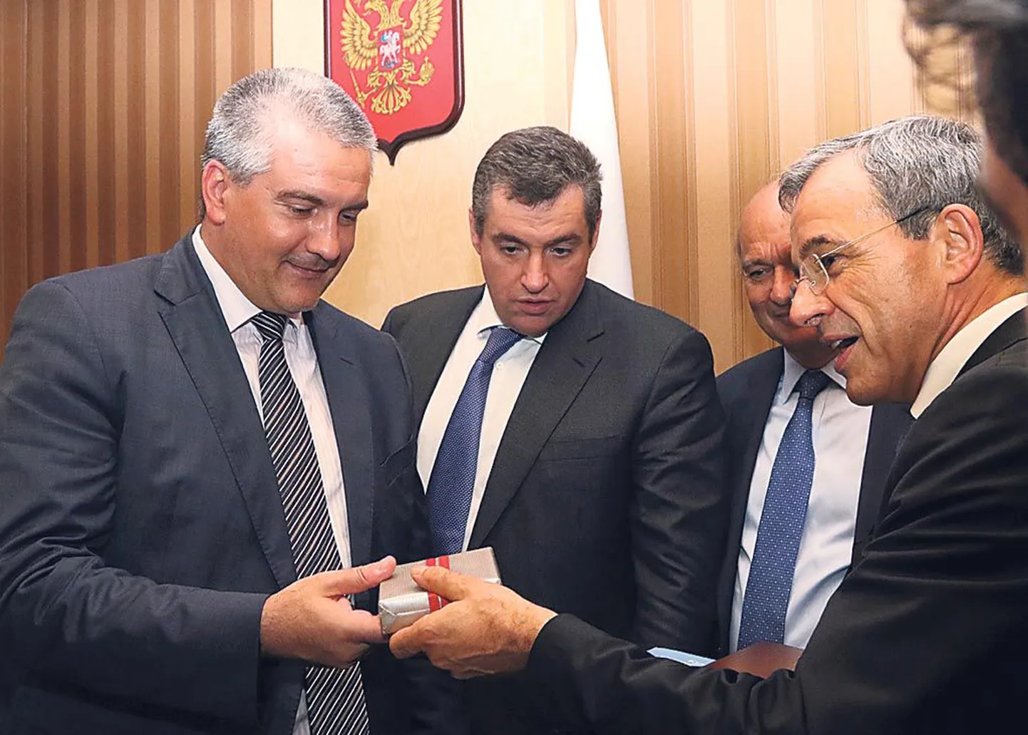 Prantsuse Rahvusassamblee mälestusmedal Krimmi peaministrile Sergei Aksjonovile (vasakul).