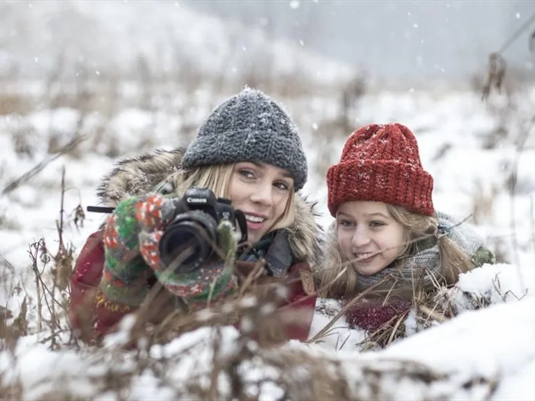 «Eia jõulud Tondikakul». Liis Lemsalu (vasakul) mängib filmis loodusfotograaf Jetet, tema kõrval Eia (Paula Rits).