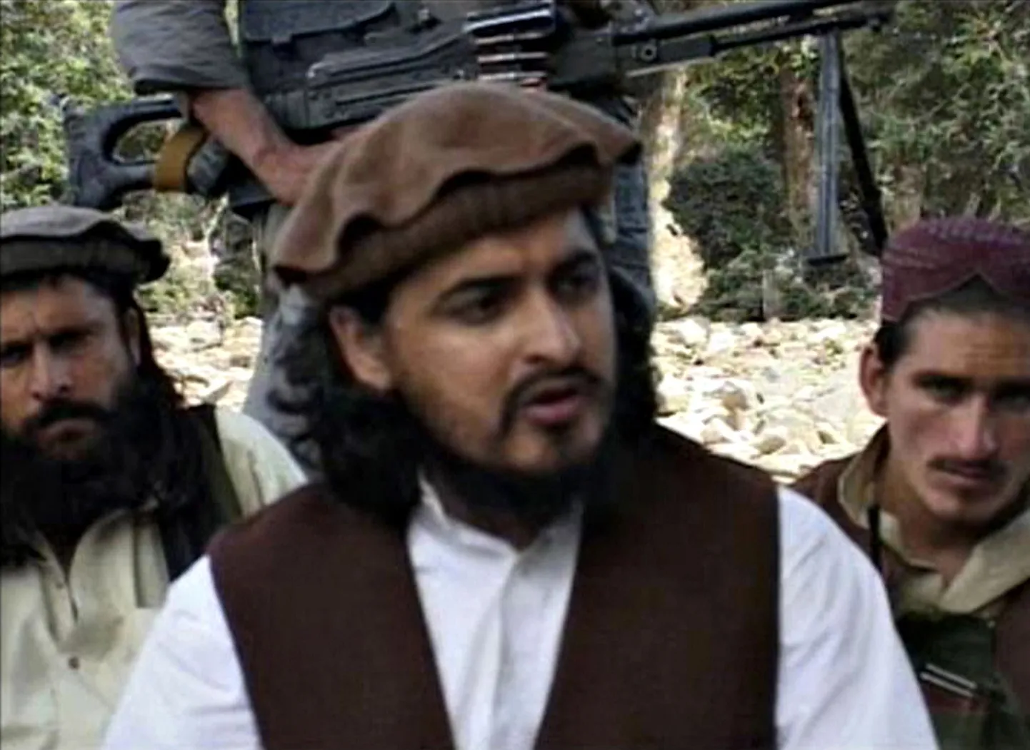 Pakistani Talibani juht Hakimullah Mehsud võitluskaaslaste ees istumas.