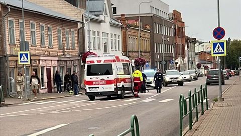 Valga kesklinnas sattusid liiklusõnnetusse sõiduauto ja mootorratas