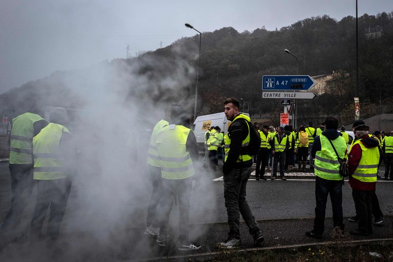 Kollaseid ohutusveste kandvad meeleavaldajad Ida-Prantsusmaal Givors’is protestimas kütusehindade tõusu vastu.