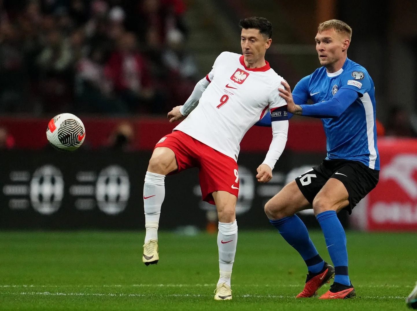 Joonas Tamm (paremal) ohjamas Poola koondise suurimat staari Robert Lewandowskit.