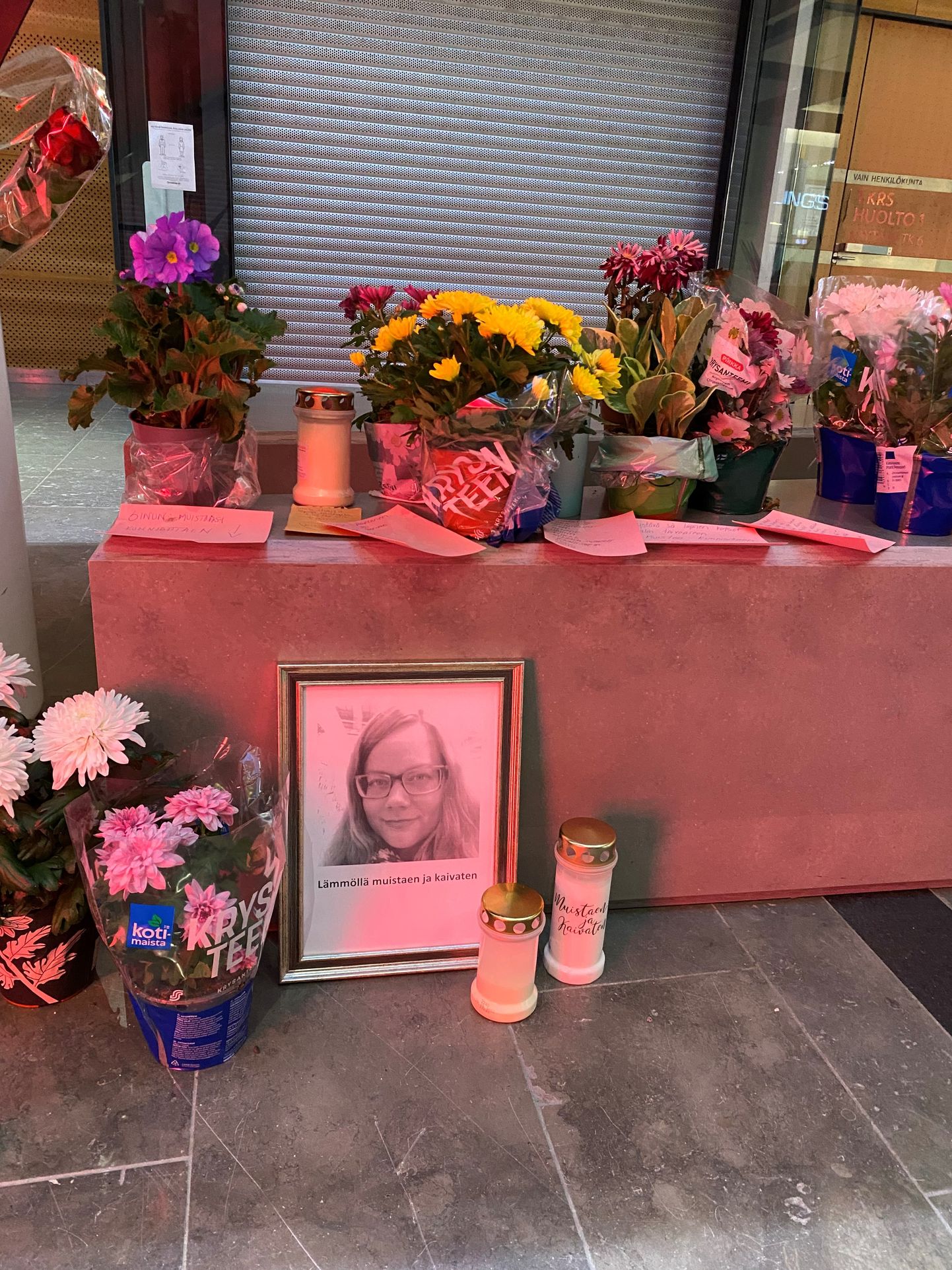 На место, где скончалась 35-летняя посетительница финского торгового центра, приносили цветы.
