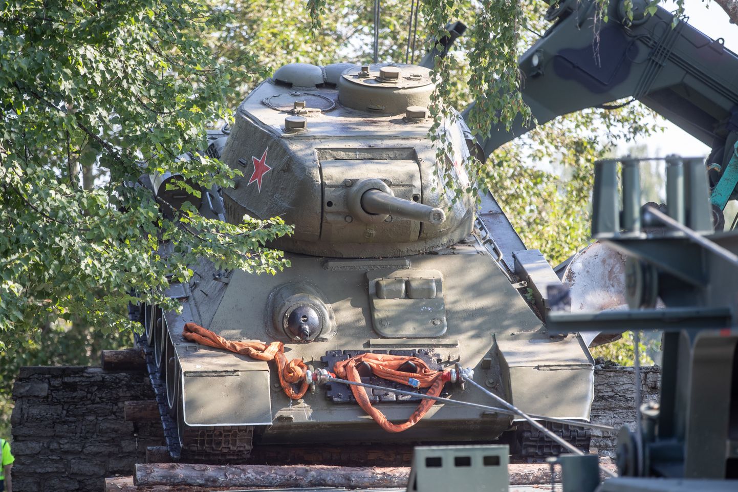 Kuidas on võimalik, et taasiseseisvunud Eesti riigis taluti nõukogude okupatsioonimonumente kuni eelmise aastani, mil Putin ise tegi meile puust ja punaselt selgeks, mida tähendavad Vene ja nõukogude «vabastajad». Pildil Narva tank-monumendi eemaldamine 2022. aasta augustis.