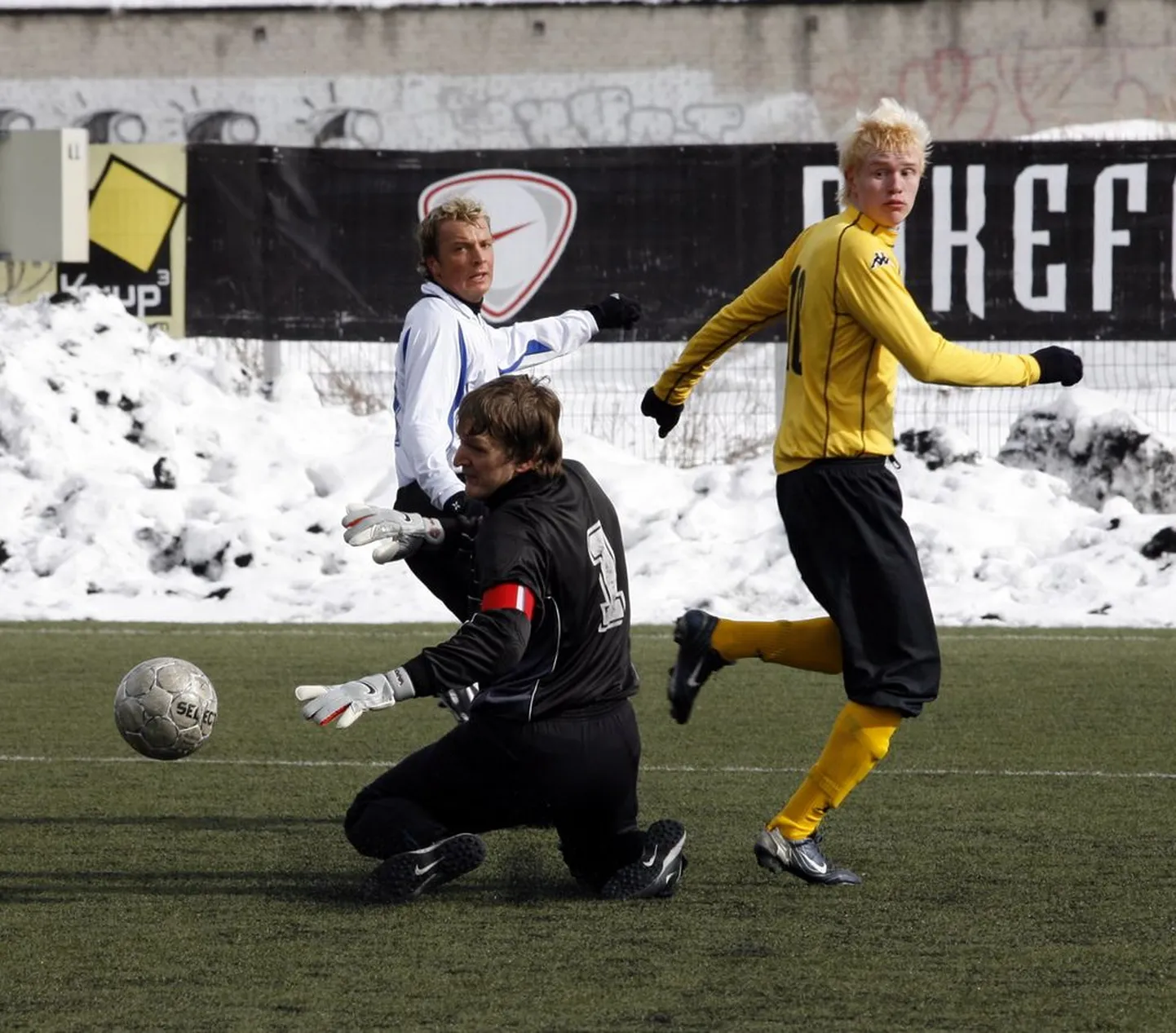 Pildil on kohtumine jalgpallis FC TVMK (valges) - FC Tulevik Lilleküla staadioni kunstmuruväljakul.