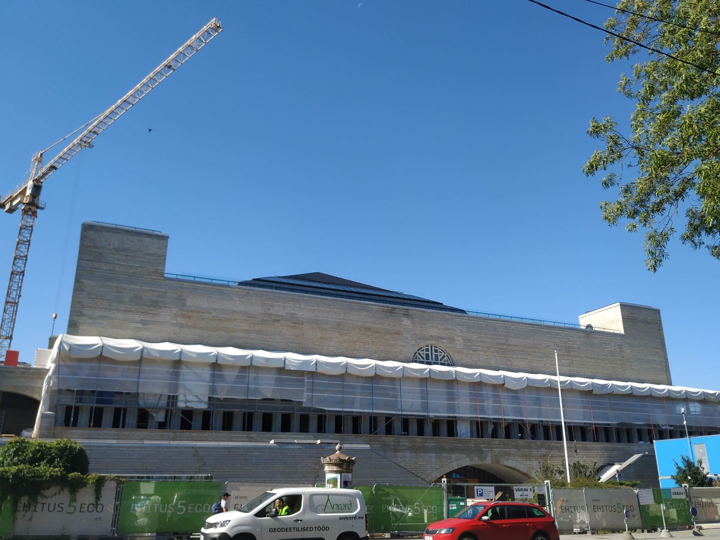 Фасад Национальной библиотеки и пространство вокруг него во время реконструкции. 09.08.2023