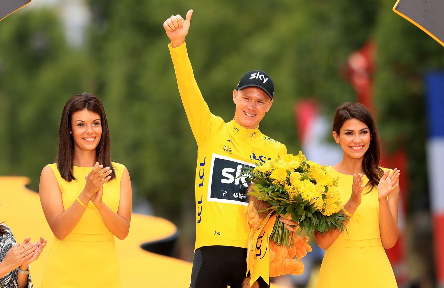 Chris Froome Tour de France'i võitjana Pariisis poodiumil.