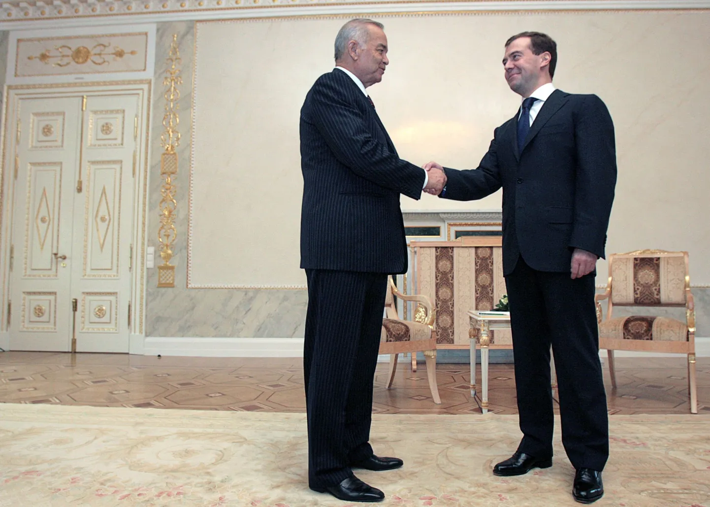 Vene Föderatsiooni president Dmitri Medvedev surus oma Usbekistani kolleegil Islam Karimovil kätt juunis Peterburis toimunud SRÜ foorumi ajal.