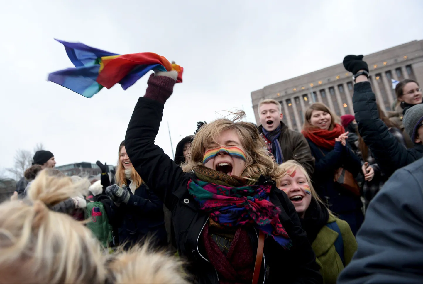Sooneutraalse abielu toetajad Helsingis juubeldamas.