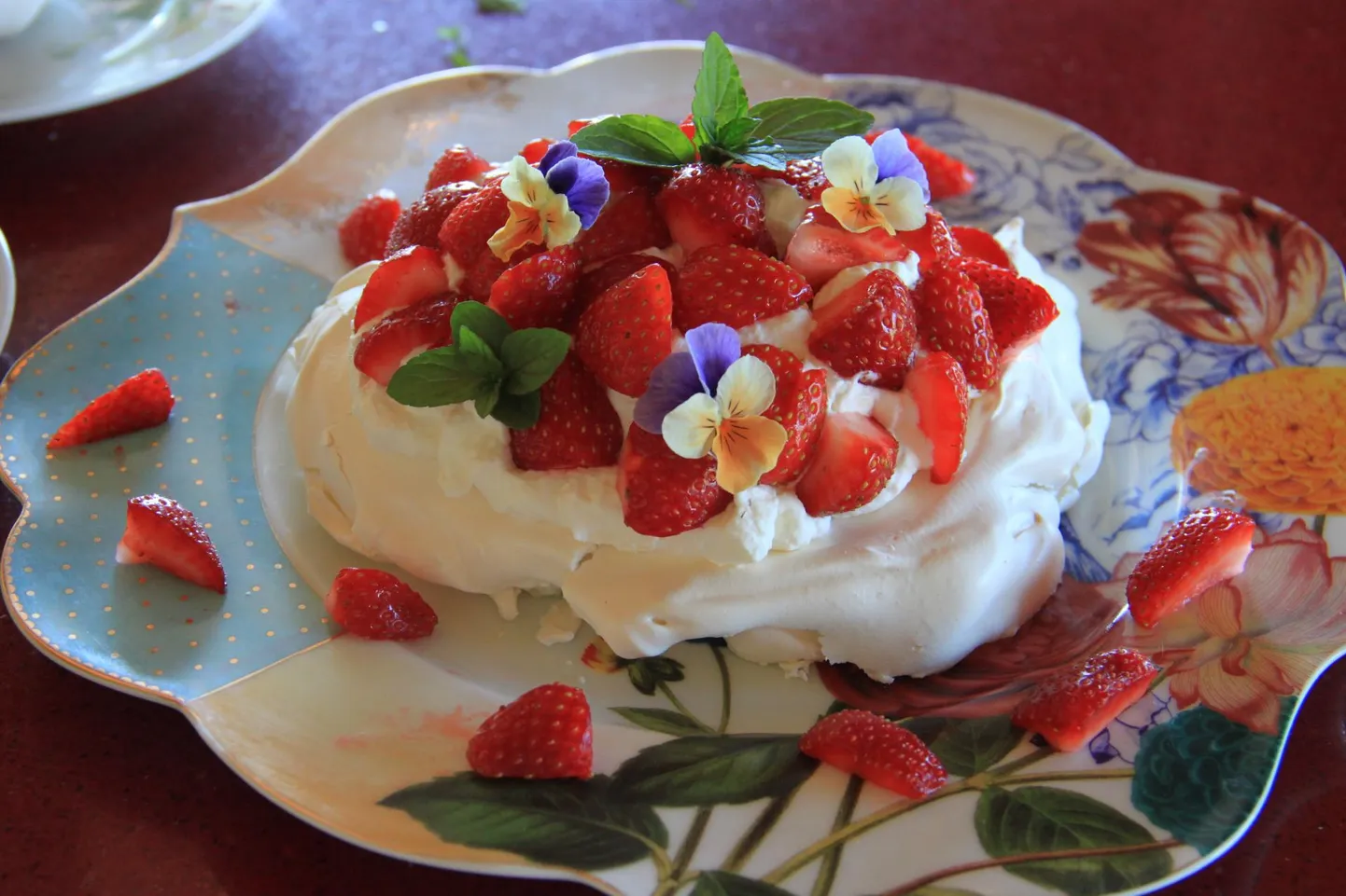 Suve lemmikmagus on MerMeris Pavlova, mida võib teha nii ühe suure koogi kui ka väiksemate koogikestena.