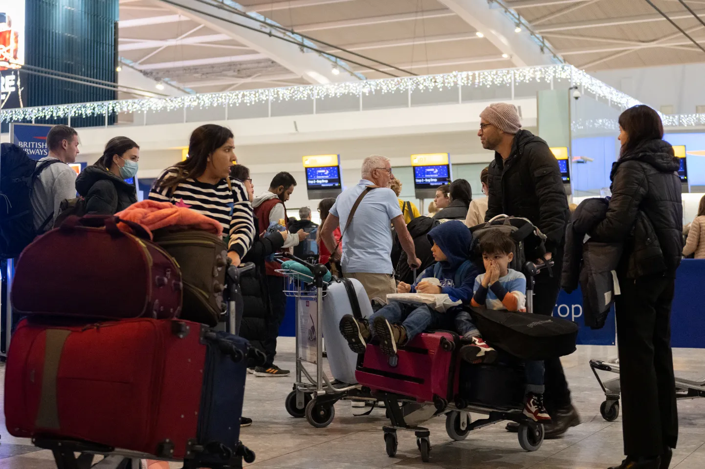 Rahvahulgad Londoni Heathrow lennujaamas.