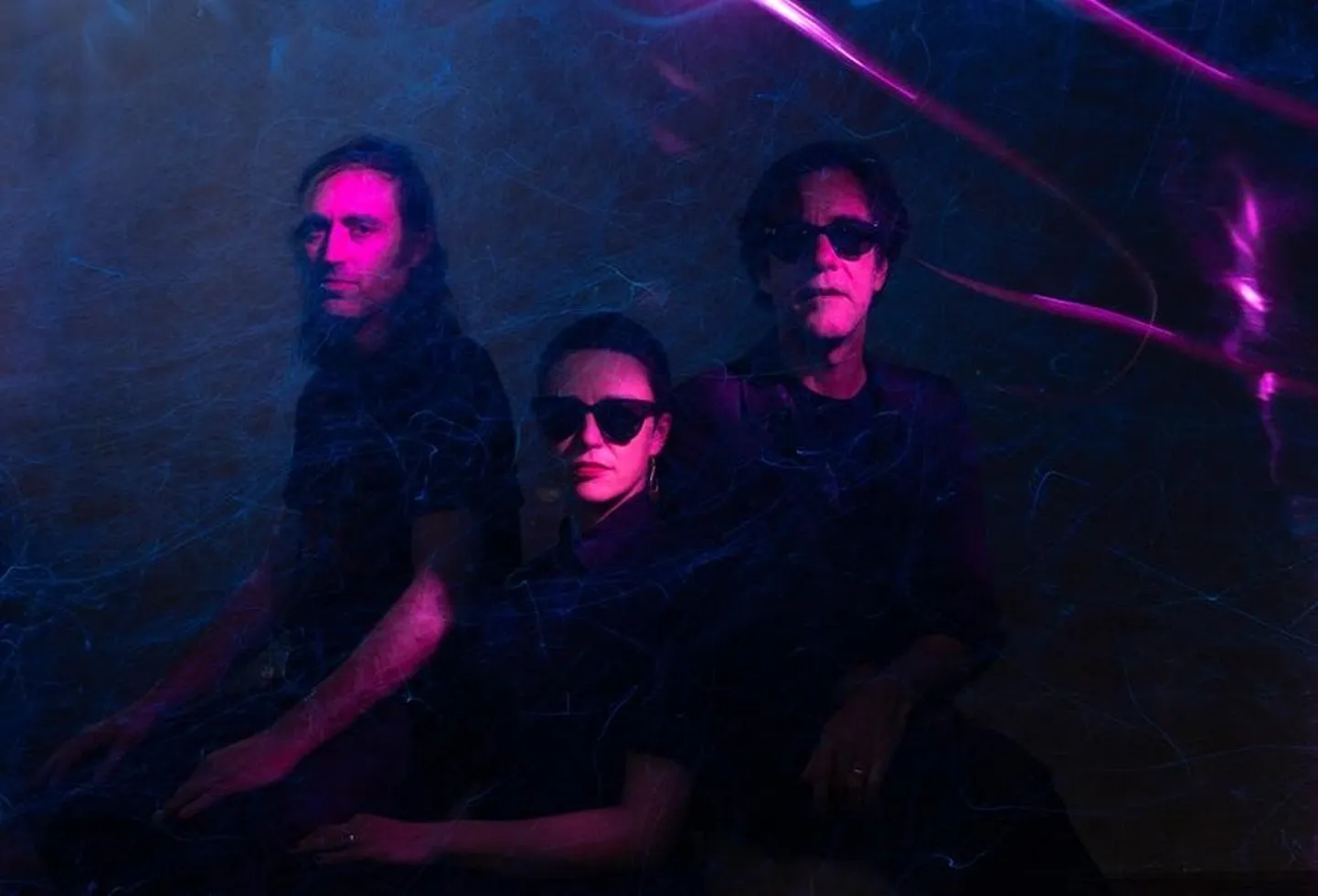 Rokgrupa "A Place to Bury Strangers" (ASV).