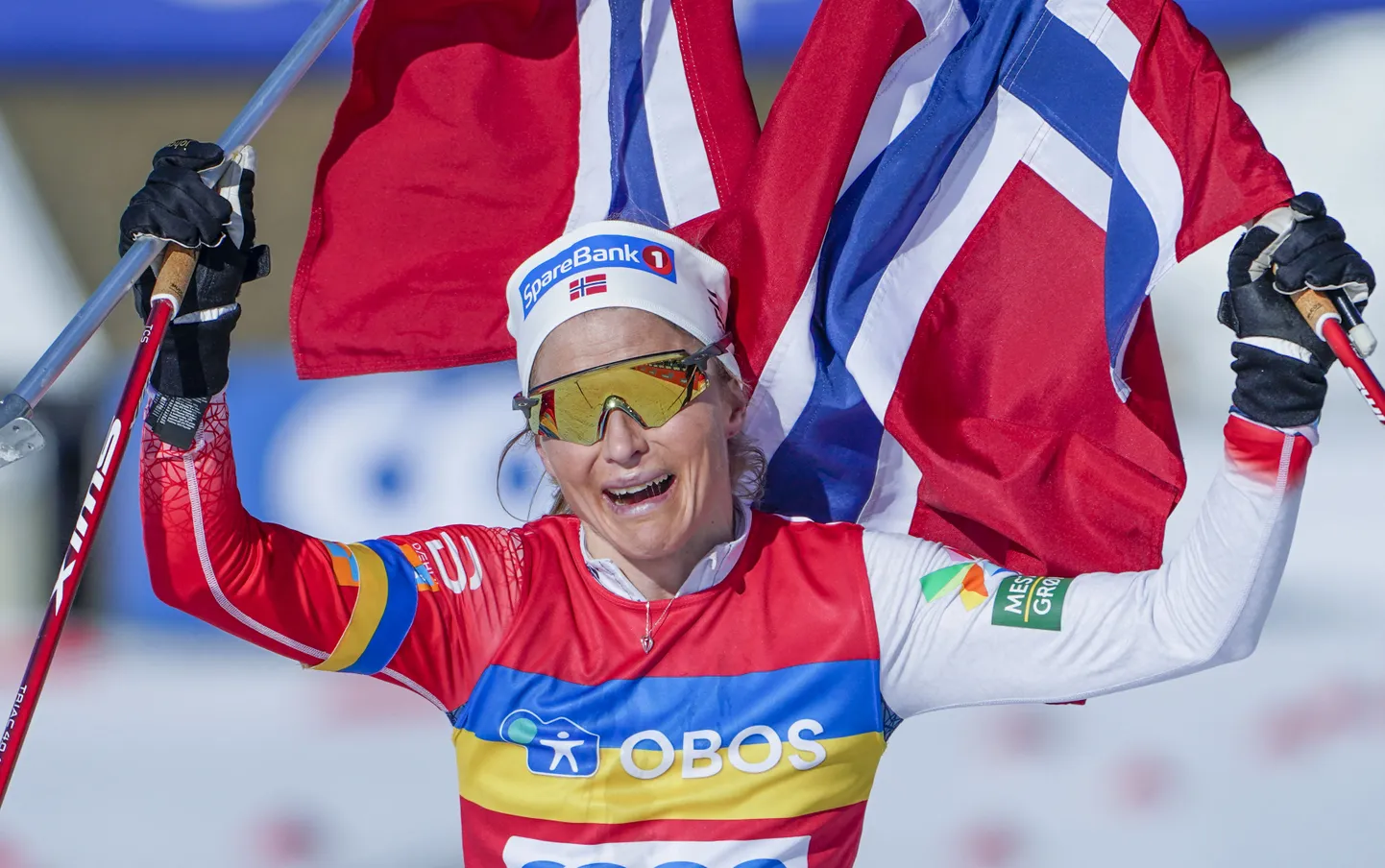 Pisarates Therese Johaug ületamas lõpujoont, ikka esimesena.