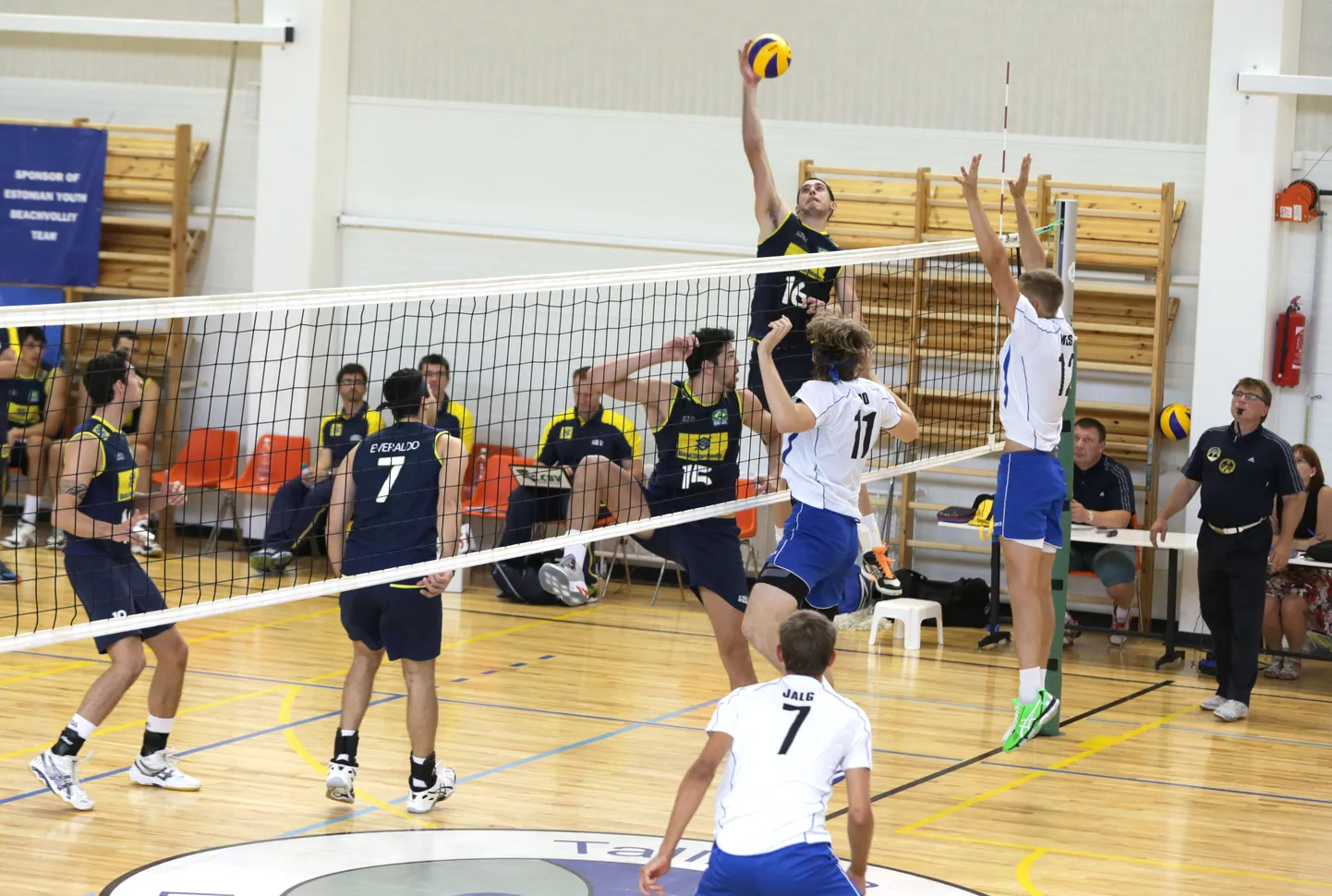 Esmaspäeval kohtusid sõprusmängus Eesti juunioride võrkpallikoondis ja Brasiilia U23 esindus. Brasiillased said kindla 3:0 (25:18, 25:12, 25:11) võidu, mängiti ka lisgeim, mille võitsid samuti brasiillased 25:13.