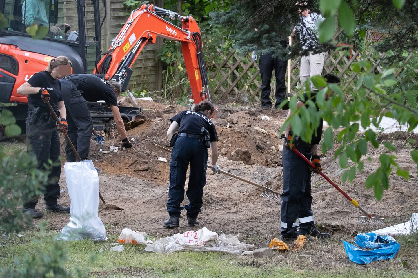 Niedersachsen, Hannover, 28.07.2020, Polizeibeamte durchsuchen eine Kleingarten-Parzelle zwischen Hannover-Ahlem und Seelze-Letter. Im Fall der verschwundenen Maddie McCann hat die Polizei mit der Durchsuchung einer Kleingarten-Parzelle in Hannover begonnen. *** Lower Saxony, Hannover, 28 07 2020, Police officers search an allotment garden plot between Hannover Ahlem and Seelze Letter In the case of the missing Maddie McCann, police have begun searching an allotment garden plot in Hannover