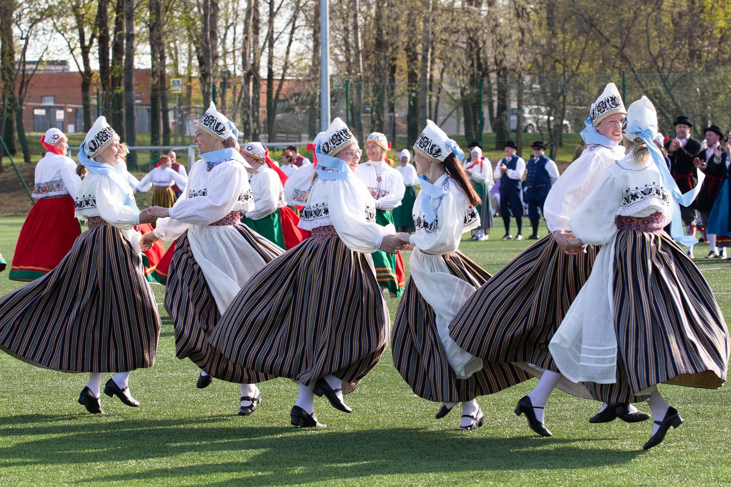 Уездный праздник танца нынче будет заменен концертом народного танца "Viru vöökiri", в котором поучаствуют 8 смешанных групп, 12 женских групп и 8 групп бабушек.