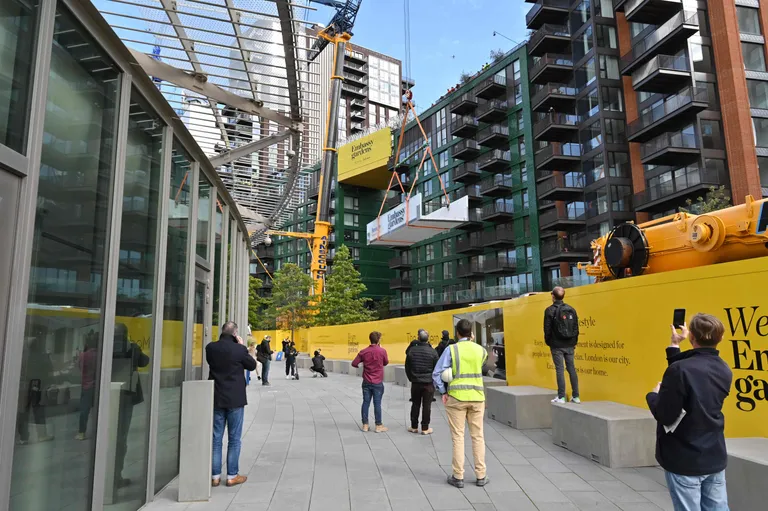 Akrila peldbaseina uzstādīšana Londonā