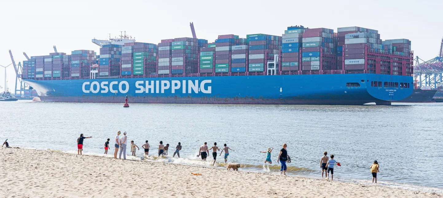 Один из крупнейших контейнеровозов мира Cosco Shipping Libra прибывает в порт Гамбурга.