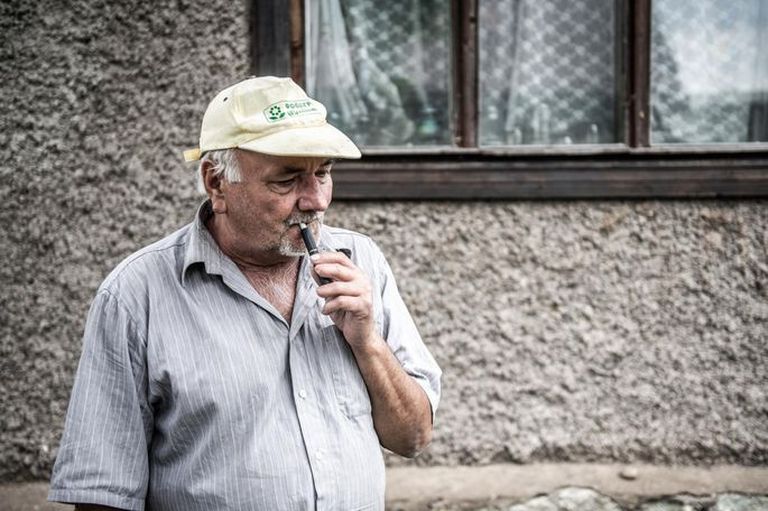 Живущий на берегу Нарвского водохранилища пенсионер Соловей работал на электростанции с 1970-х годов, куда попал после окончания Ленинградского политехникума.