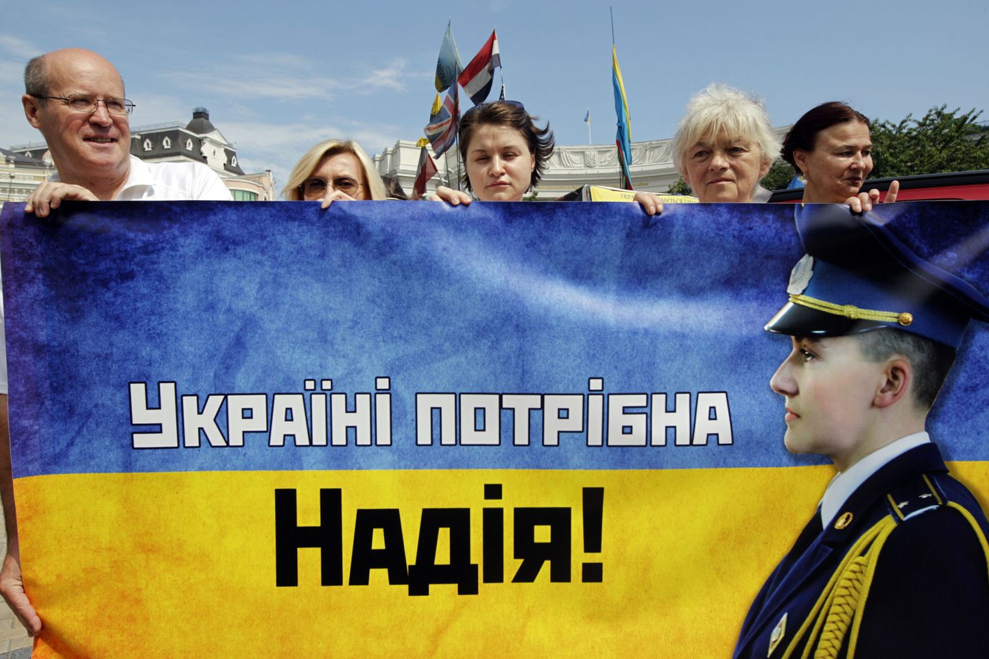 Nadja vabastamise nimel meelt avaldavad ukrainlased plakatiga «Ukraina vajab Nadjat».