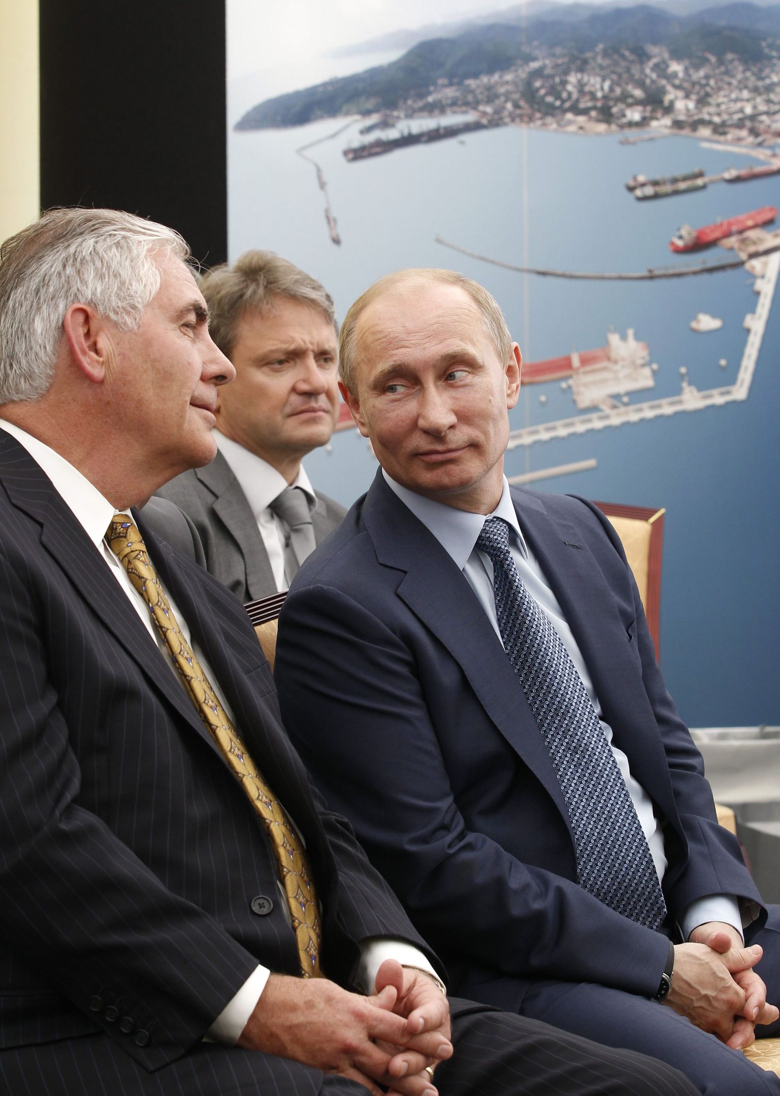 Rex Tillerson (vasakul) ja Vladimir Putin 2012. aastal Musta mere ääres asuvas Tuapse kuurortlinnas.