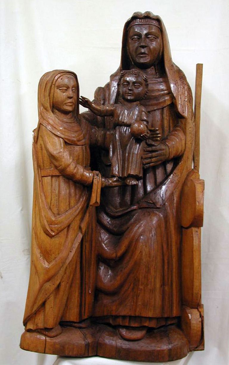 Originaalskulptuur, millel on kujutatud neitsi Maarjat, Jeesuslast ja Püha Annat